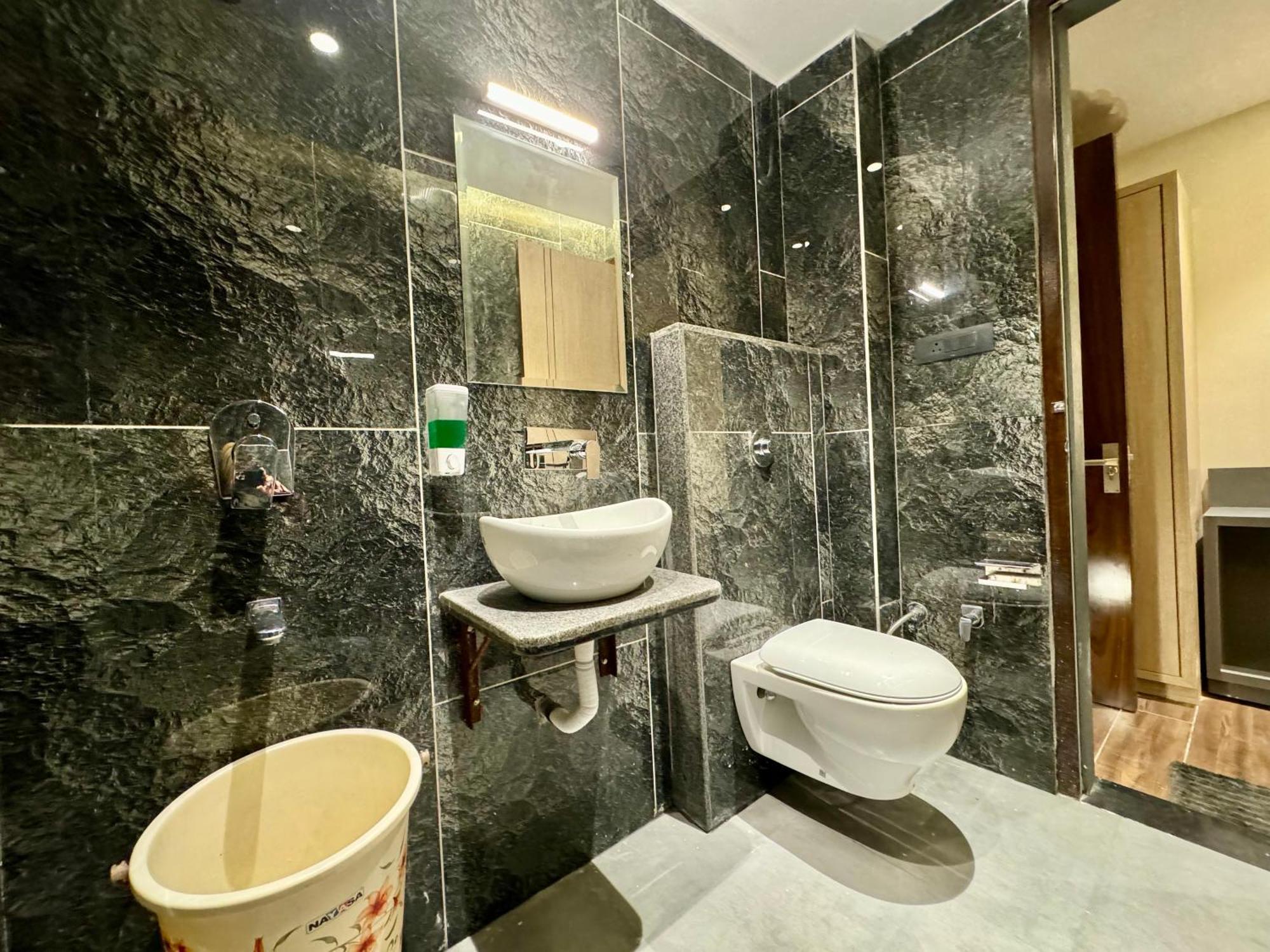 Hotel 51 Amritsar Bagian luar foto