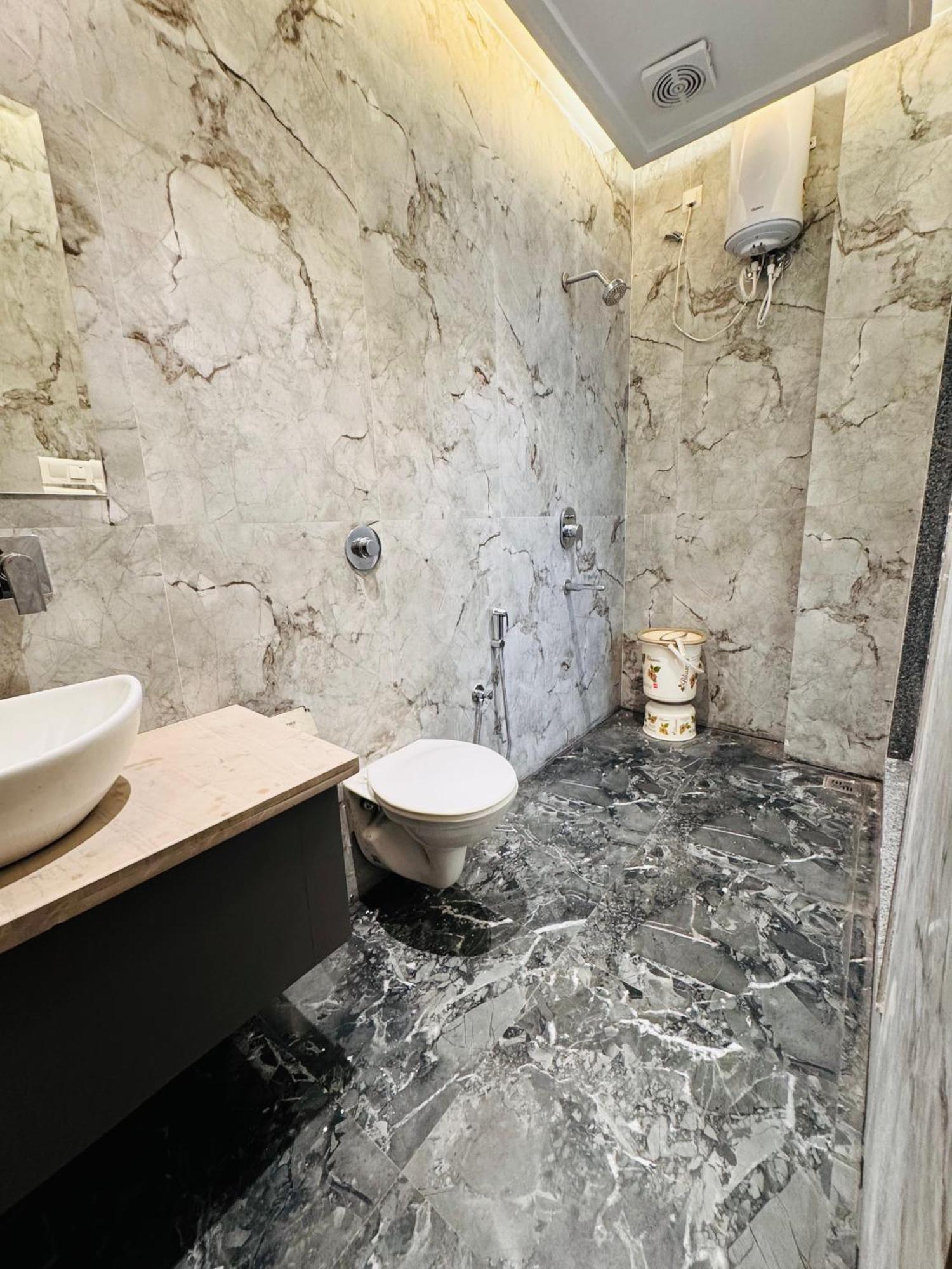 Hotel 51 Amritsar Bagian luar foto
